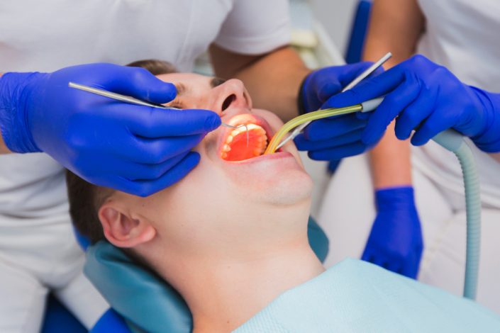 Видалення ретинованого зуба: причини, різновиди та показання до екстракції