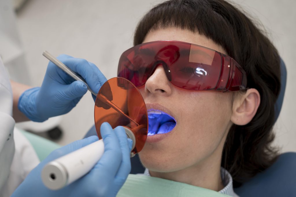Фторування зубів: коли потрібно робити, способи й етапи фторування
