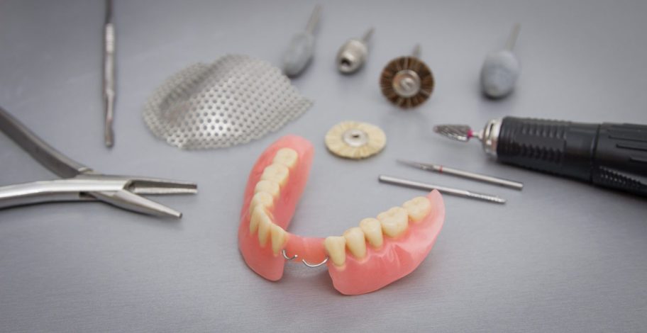 Які бувають зубні протези: огляд різновидів, матеріалів і правил догляду